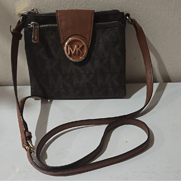 Michael Kors Elegant Brown and Black Crossbody Bag with Gold Emblem - Picture 2 of 5